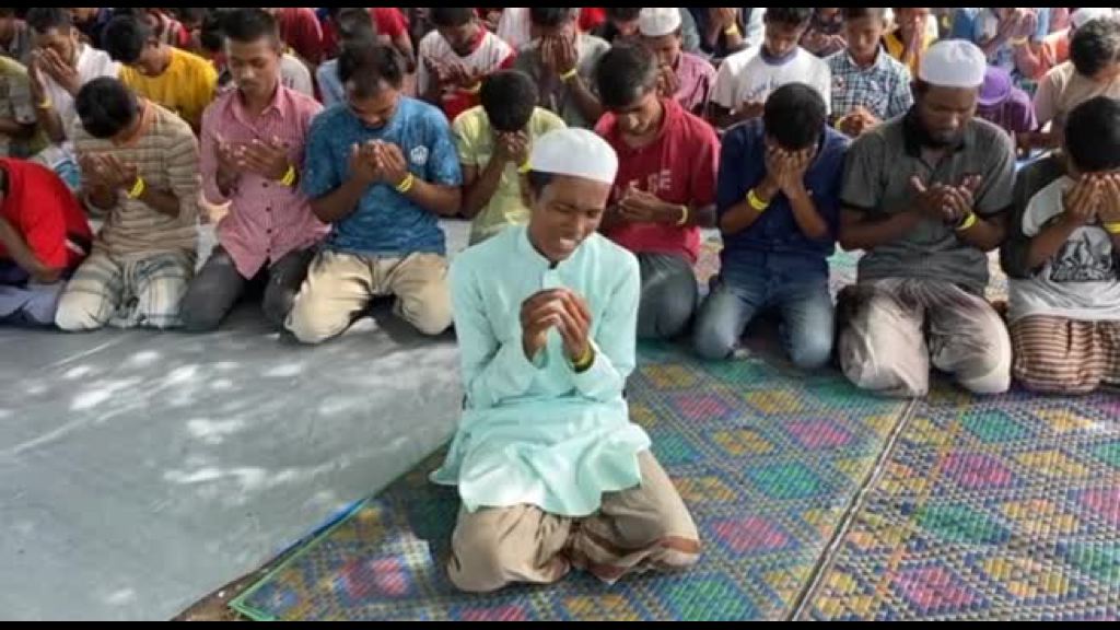 in-indonesia-preghiera-di-massa-dei-rifugiati-rohingya-dopo-l’ultimo-sbarco